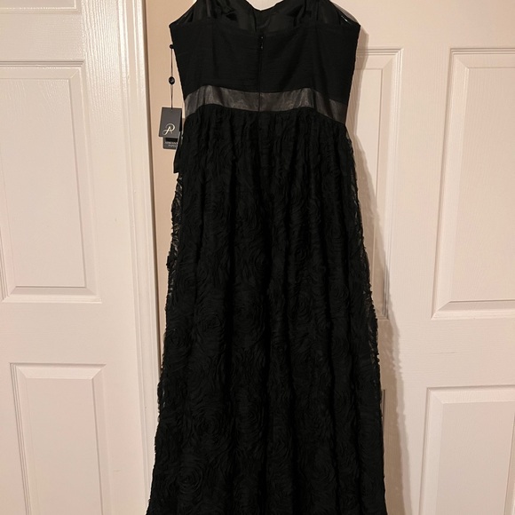 Beautiful Black ball strapless gown never been worn from Adrianna Papell ! - Picture 4 of 4